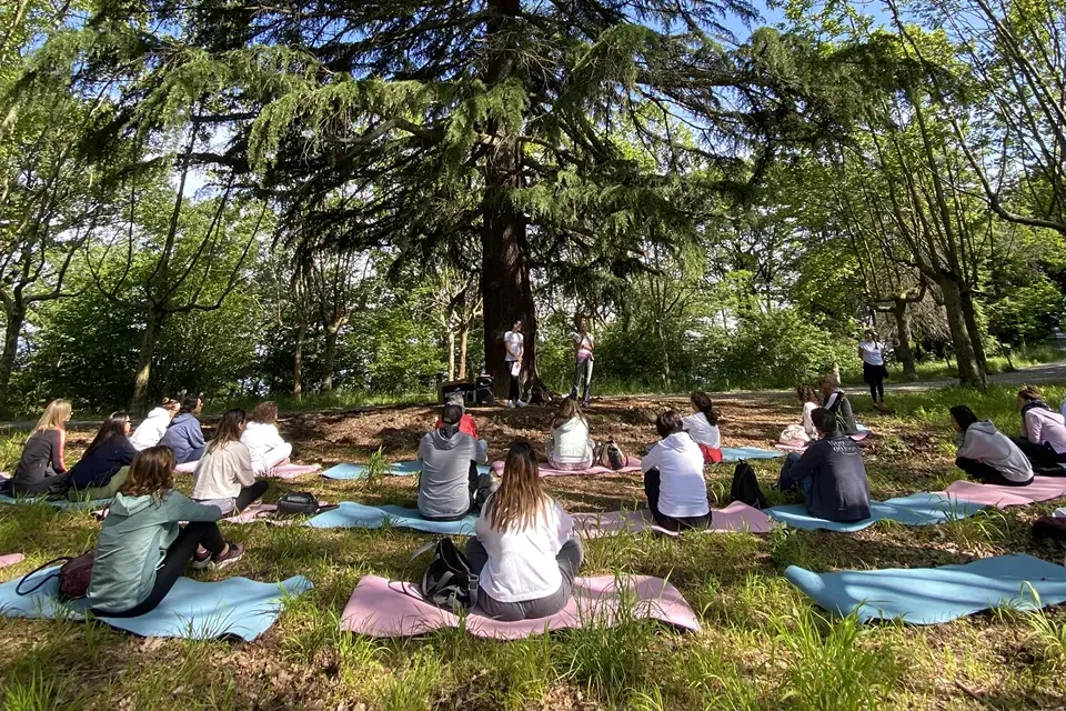 Yoga nel bosco in occasione della festa della vendemmia in fontanafredda